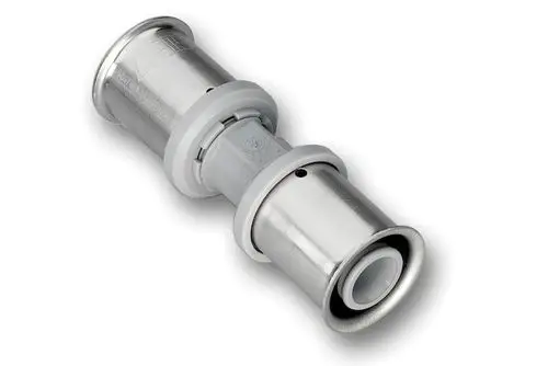 Kupplung aus Metall und Kunststoff, hergestellt von Roth, zur Verbindung von Rohrleitungen. Sichtbare Teile mit einem weißen Ring zur Sicherung der Verbindung.